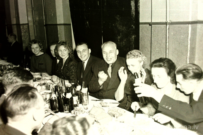 Rūjienas mednieku un mak&scaron;ķernieku Jaunā gada ballīte 1964.gadā - Foto №1292