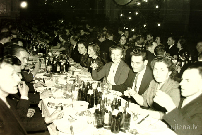 Rūjienas mednieku un mak&scaron;ķernieku Jaunā gada ballīte 1964.gadā - Foto №1311