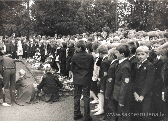 Pēdējais 1.septembris pie Ļeņina pieminekļa. - Foto №350