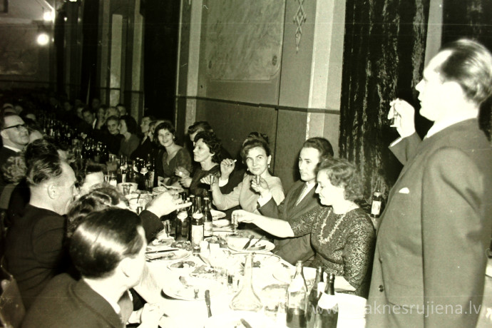 Rūjienas mednieku un mak&scaron;ķernieku Jaunā gada ballīte 1964.gadā - Foto №1296